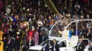 Ribuan warga Uganda memberikan sambutan yang meriah untuk Paus Francis yang ingin berceramah di kuil Uganda Martir di Namugongo, Uganda, (28/11). (REUTERS/James Akena)