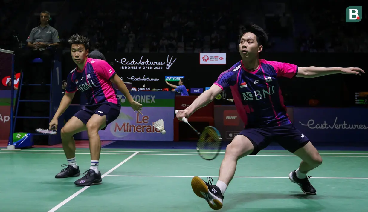 <p>Pasangan ganda putra Indonesia, Marcus Fernaldi Gideon/Kevin Sanjaya Sukamuljo saat bertanding melawan rekan senegaranya, Wahyu Nayaka Arya Pangkaryanira/Ade Yusuf Santoso dalam babak 32 Besar Turnamen Bulu Tangkis East Ventures Indonesia Open 2022 di Istora Senayan, Jakarta, Selasa (14/6/2022). Marcus/Kevin menang dua game langsung 21-19, 21-16. (Bola.com/Bagaskara Lazuardi)</p>