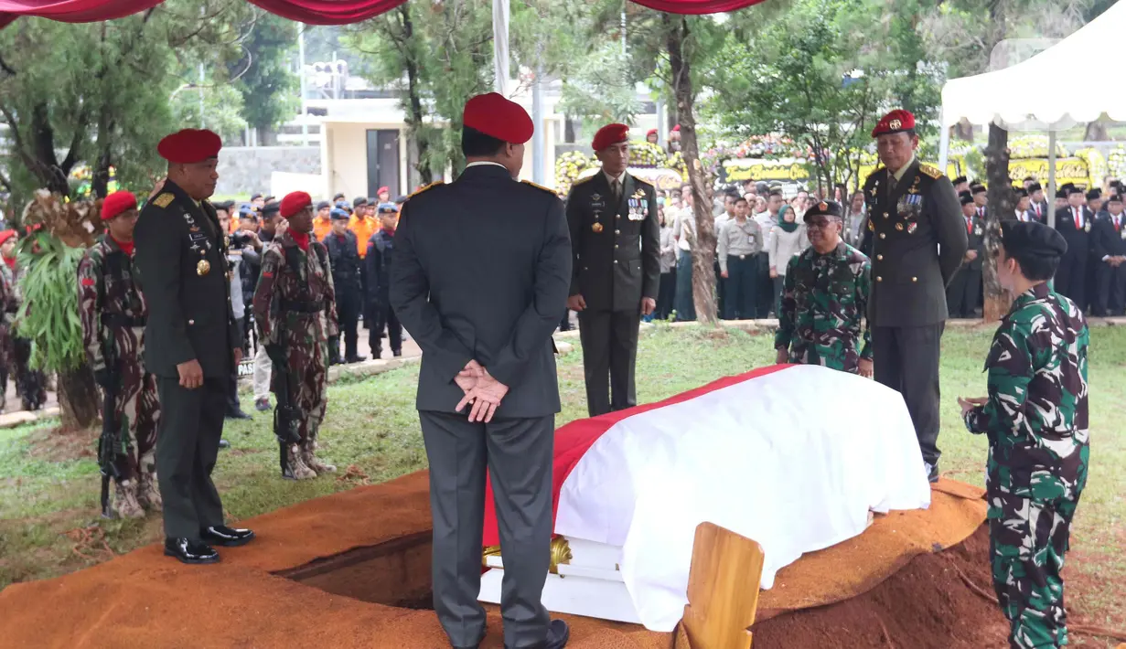 Sebelum dimakamkan, jenazah Doni Monardo sempat disemayamkan di rumah duka dam Markas Komando Pasukan Khusus (Kopassus) di Cijantung Jakarta. (Liputan6.com/Herman Zakharia)