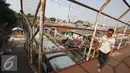 Warga melintasi Jembatan Penyeberangan Orang (JPO) yang rusak di kawasan Tebet, Jakarta, Kamis (5/11). Kondisi jembatan yang sudah berkarat dan berlubang tersebut membahayakan pejalan kaki terutama saat malam hari. (Liputan6.com/Immanuel Antonius)