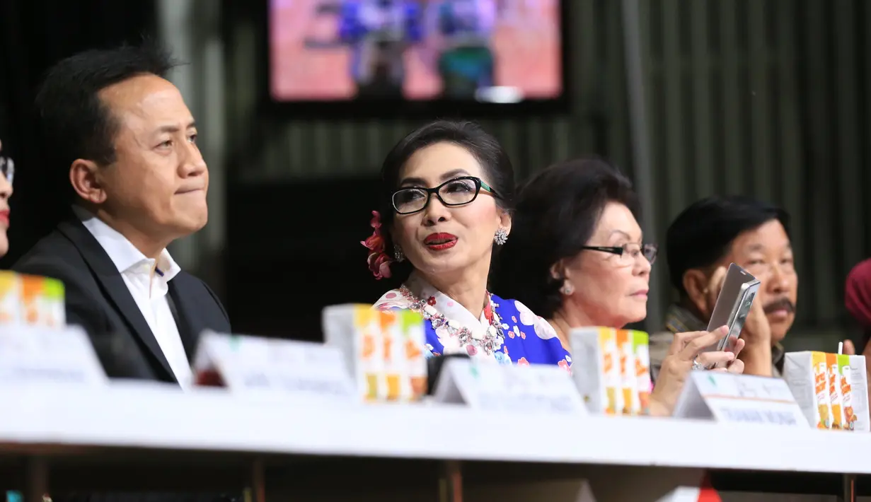 Sebelumnya, para dewan juri sempat dibuat pusing oleh 38 finalis dalam pemilihan kategori best traditional costume. Semua finalis mengusung busana yang indah, dan merepresentasikan keunikan daerah masing-masing. (Adrian Putra/Bintang.com)