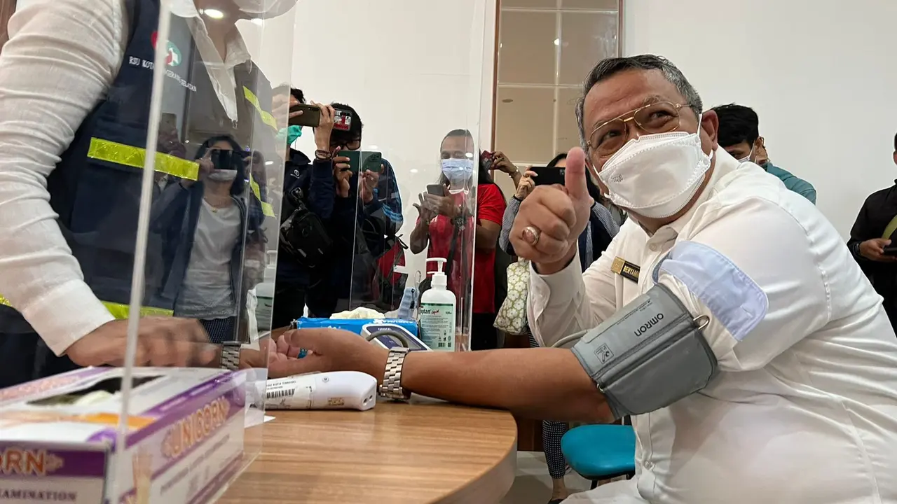 Wali Kota Tangerang Selatan Benyamin Davnie mendapat vaksinasi booster Covid-19, di RSUD Tangsel, Rabu (12/1/2022).