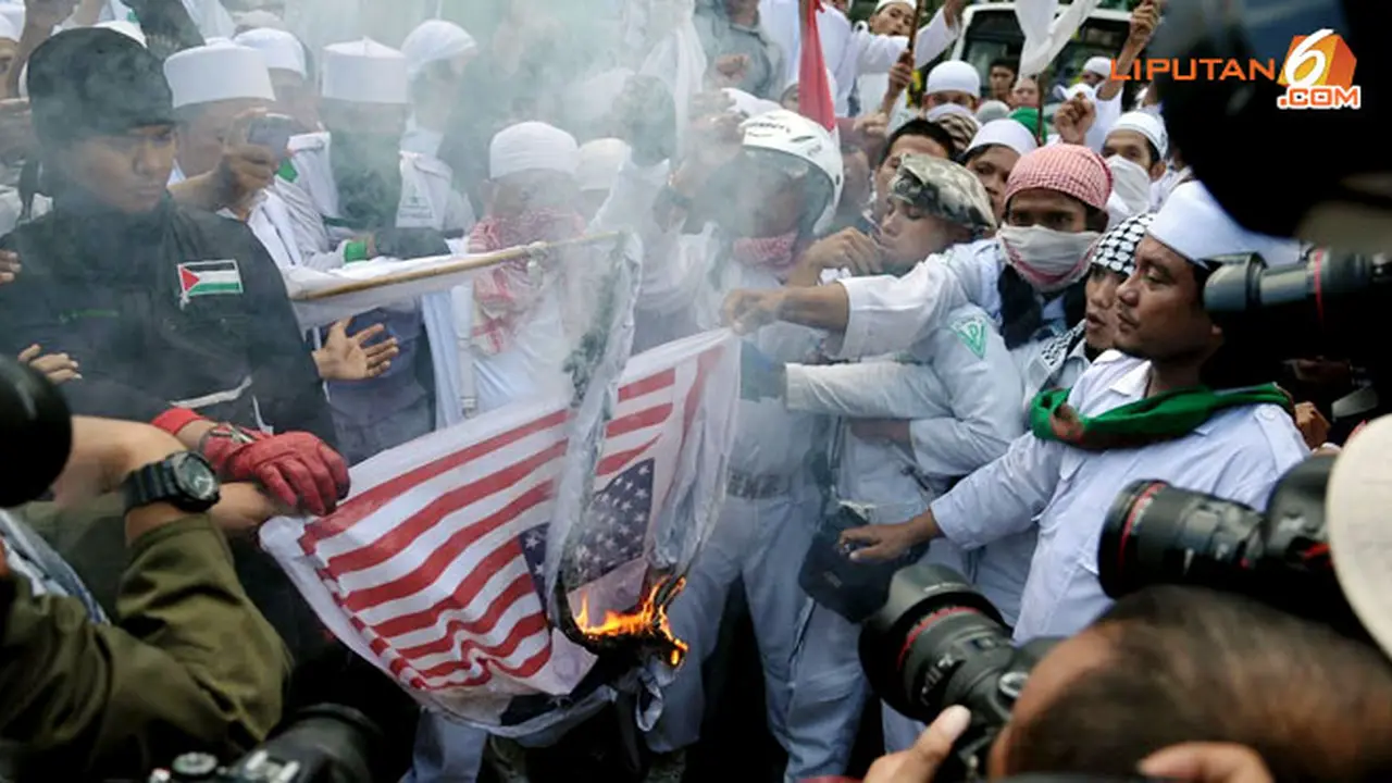 fpi-bakar-bendera-131122c.jpg