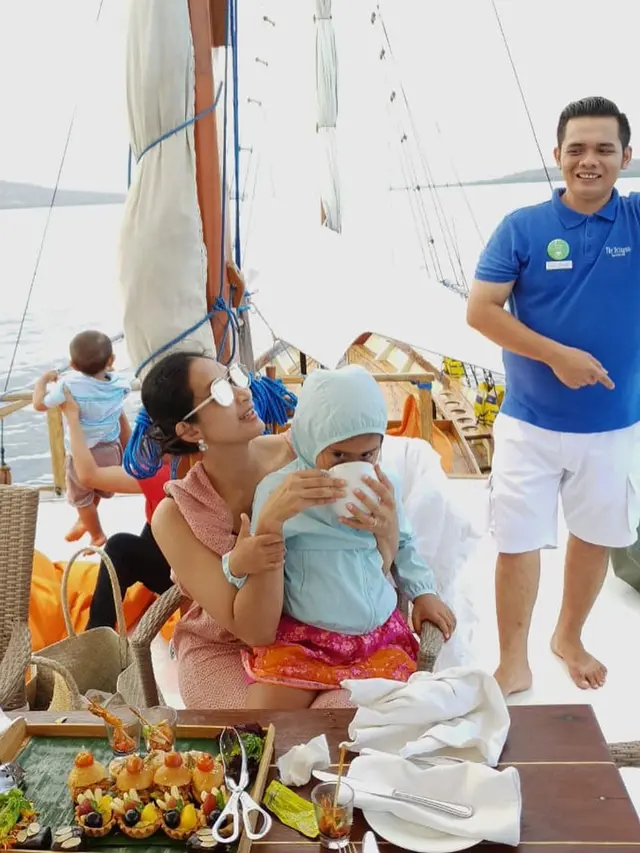 7 Gaya Liburan Happy Salma di Atas Kapan Bersama Keluarga