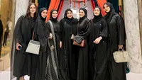 Geng Mamayu yang terdiri dari beberapa artis terlihat melakukan bukber kompak mengenakan outfit serba hitam. Diunggah melalui akun Instagram pribadi Aurel Hermansyah, ia terlihat mengenakan gamis dan hijab yang sama-sama berwarna hitam polos. [Foto: Instagram/aurelie.hermansyah]