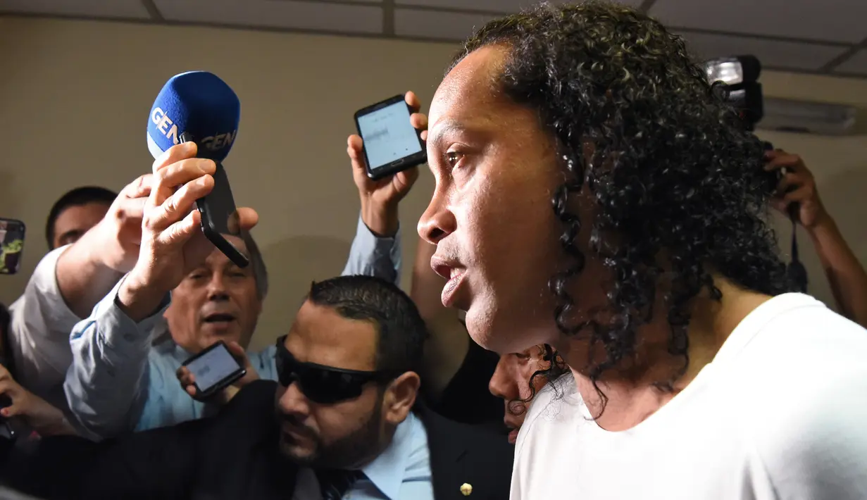 Mantan pemain timnas Brasil, Ronaldinho tiba memberikan keterangan di Asuncion's Justice Palace, ibu kota Paraguay, Jumat (6/3/2020). Ronaldinho bersama saudara laki-lakinya berurusan dengan pihak berwenang Paraguay karena menggunakan paspor palsu untuk memasuki negara itu. (Norberto DUARTE/AFP)