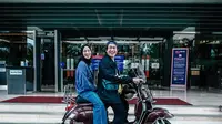 Pasangan seleb romantis boncengan naik motor. (Instagram/@melki.bajaj)
