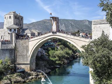 Aksi atlet loncat indah asal Mexico, Sergio Guzman pada ajang Red Bull Cliff Diving World Series di  Mostar, Bosnia dan Herzegovina, (23/9/2016). (AFP/RED BULL/Romina Amato)