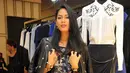 Malam itu, Taro Basro bergaya rock dengan memakai jaket kulit yang dipadukan celana motif, Jakarta, (25/9/14). (Liputan6.com/Panji Diksana) 