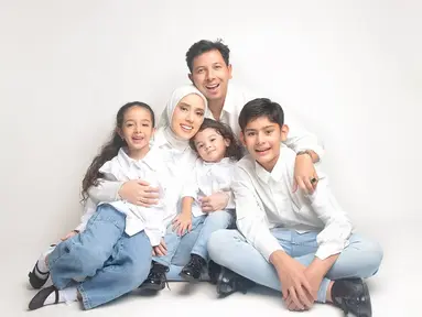 Pemotretan tersebut diabadikan oleh Diera Bachir Photography. Dalam pemotretan terbaru yang dibagikan melalui akun media sosial, Fairuz dan keluarganya tampil dengan busana serasi bernuansa putih yang memberi kesan elegan serta hangat. Fairuz sendiri terlihat memesona dengan jilbab putih senada dengan bajunya. Keluarga kecil artis yang jauh dari gossip ini kompak pamer senyum ke kamera. (Liputan6.com/IG/@fairuzarafiq)