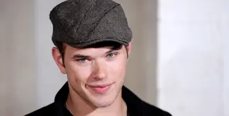 Kellan Lutz memamerkan kemampuannya dalam melakukan sesi latihan yang memacu adrenalin dalam postingan terbarunya di Twitter dan Instagram. (Bintang/EPA)