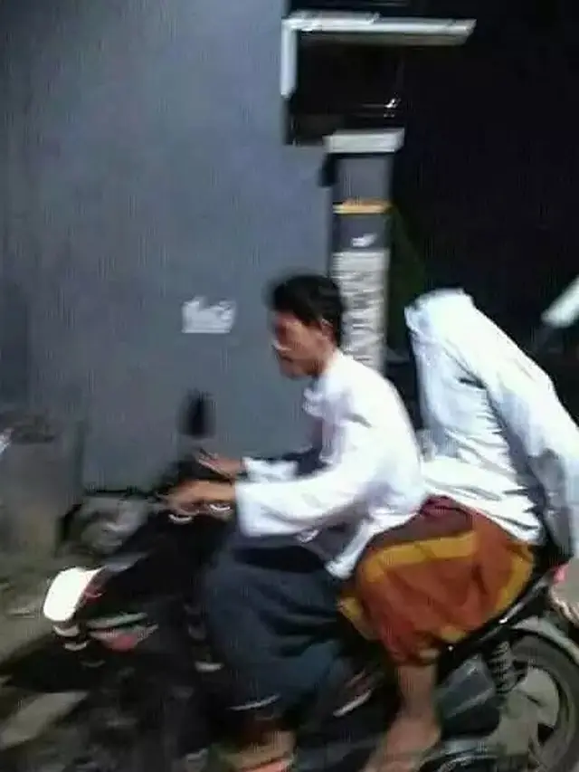6 Momen Nyeleneh 2 Bestie Berboncengan Motor, Absurd Bersama