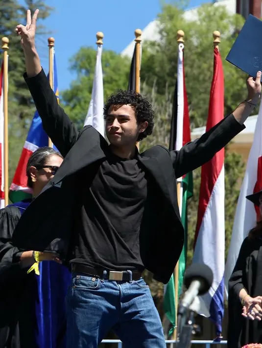 Omara Esteghlal terlebih dahulu masuk ke sekolah itu dan ia sudah lulus pada tahun 2017. (Foto: instagram.com/omara.esteghlal)