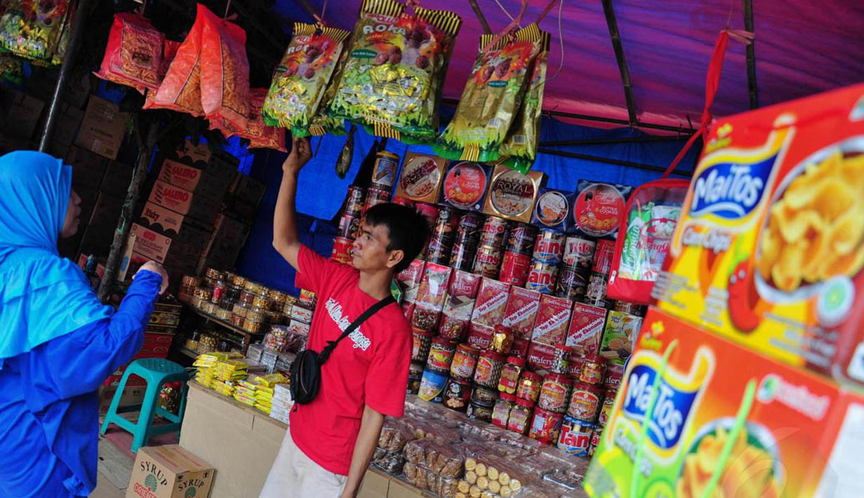 Mendekati lebaran sejumlah pedagang kue kering untuk kebutuhan Lebaran di kawasan tersebut semakin banyak dan ramai, Jakarta, Minggu (20/7/14). (Liputan6.com/Faizal Fanani)