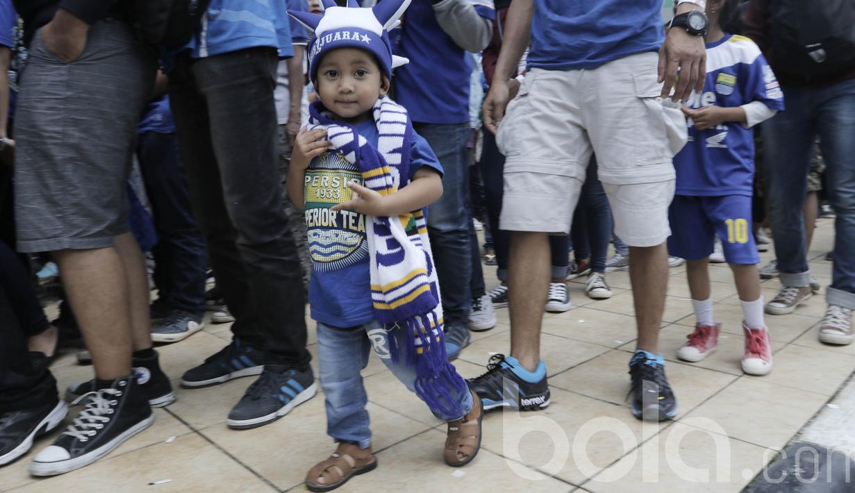 Bobotoh cilik mengantre untuk masuk ke stadion. Tak jarang para Bobotoh membawa anaknya untuk menyaksikan laga Persib Bandung. (Bola.com/M Iqbal Ichsan)