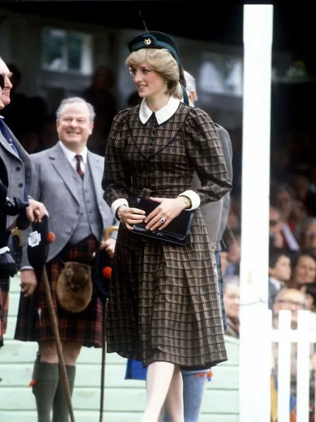Sang Putri mengenakan gaun tartan Caroline Charles