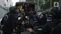 Sebuah truk polisi membawa sejumlah orang saat unjuk rasa memperingati May Day atau Hari Buruh di kawasan Patung Kuda, Jakarta, Sabtu (1/5/2021). Polisi mengamankan sejumlah massa yang diduga mahasiswa dalam aksi unjuk rasa tersebut. (merdeka.com/Imam Buhori)