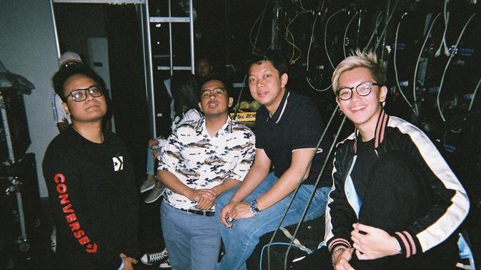 Joshua Suherman Bersama Grup Musiknya Yowis Ben (Sumber: Instagram/jojosuherman)