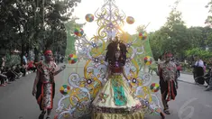 Kementerian Pariwisata dan Ekonomi Kreatif (Kemen Parekraf) menggelar karnaval di Jalan Medan Merdeka Barat, Jakarta, Senin (18/8/14). (Liputan6.com/Herman Zakharia)