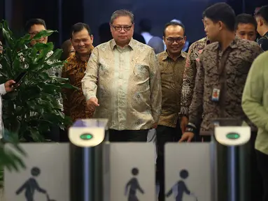 Menteri Koordinator (Menko) Bidang Perekonomian, Airlangga Hartarto (tengah) berjalan menuju pintu keluar Gedung Merah Putih Komisi Pemberantasan Korupsi (KPK), Jakarta, Rabu (14/1/2026). Tiba sekira pukul 13.50 WIB, Menteri Koordinator (Menko) Bidang Perekonomian, Airlangga Hartarto menyambangi Gedung Merah Putih Komisi Pemberantasan Korupsi (KPK), Jakarta. (Liputan6.com/Helmi Fithriansyah)