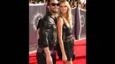 Vokalis Maroon 5 itu pun tampak mesra memeluk pinggang model Victoria's Secret tersebut di MTV Video Music Awards 2014, California, Minggu (24/8/14). (Larry Busacca/Getty Images for MTV/AFP)