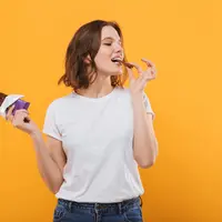 Ilustrasi ngemil/copyright shutterstock/Dean drobot