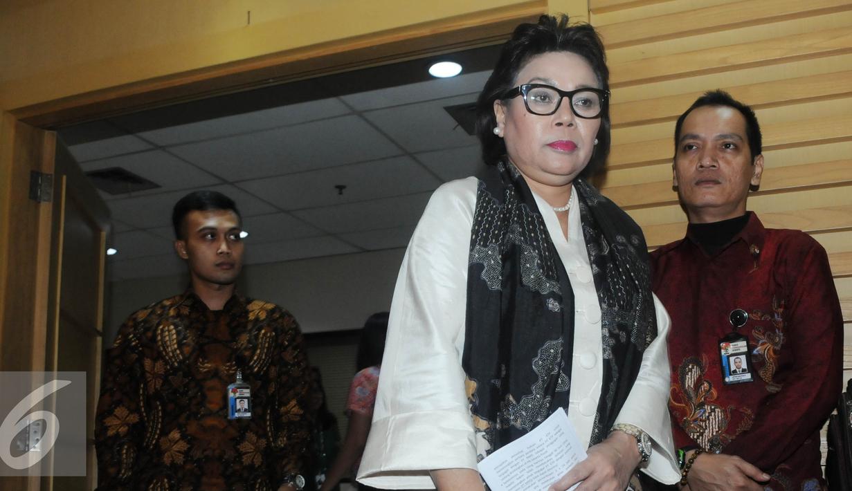 Wakil Ketua KPK Basaria Panjaitan saat akan menggelar konferensi pers terkait rilis barang bukti berupa uang hasil OTT terhadap Panitera Pengganti PN Jakpus, Jakarta, Jumat (1/7). (Liputan6.com/Helmi Afandi)