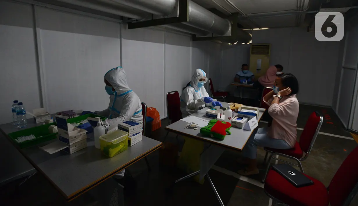 Suasana rapid test pegawai PT KapanLagi Youniverse (KLY) di Senayan City, Jakarta, Kamis (4/6/2020). Jelang new normal, seluruh pegawai KLY menjalani rapid test guna menekan penyebaran virus corona COVID-19. (merdeka.com/Imam Buhori)