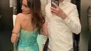 Begini gemasnya Cinta dan Arya kala mirror selfie. Cinta dengan strapless dress motif tie dyenya, sementara Arya dengan kemeja dan celana jeans-nya. [Foto: IG/claurakiehl].