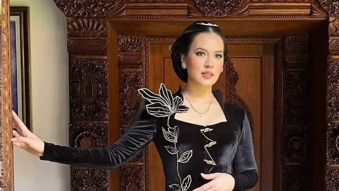 Pesona Raisa Dibalut Kebaya Velvet Hitam