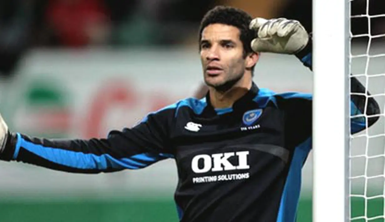 Portsmouth's goalkeeper David James during the UEFA Cup group E match VfL Wolfsburg vs. Portsmouth FC in Wolfsburg on December 4, 2008. Wolfsburg won 3-2. AFP PHOTO/RONNY HARTMANN