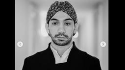 Reza Rahadian dalam konsep foto hitam putih. (Foto: Arman Febryan via hagaipakan on Instagram)