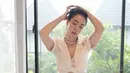 <p>Tampilan feminin dengan bralette renda dan blazer lengan pendek crop top. Ia memadukan dengan celana hitam berpotongan longgar. [@babyjvnc]</p>