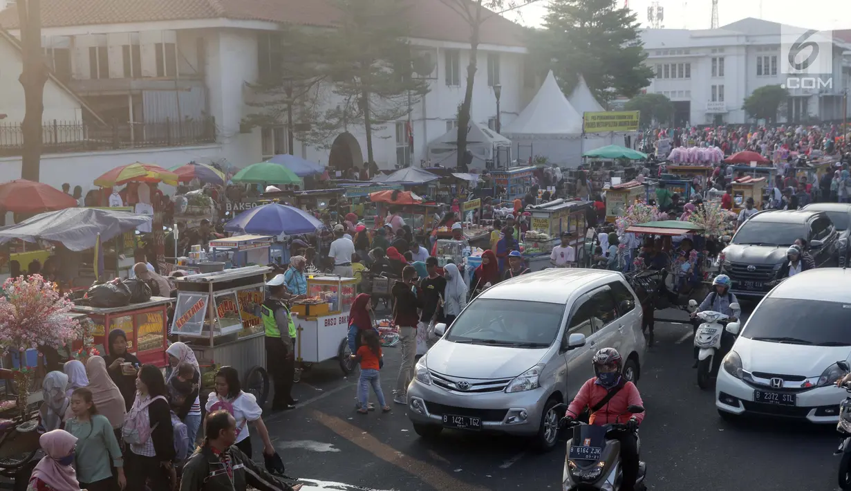 Pedagang Kaki Lima dan Delman memenuhi sebagian ruas Jalan Lada samping Kawasan Wisata Museum Fatahillah, Jakarta, Selasa (11/6/2019). Kondisi ini menyulitkan wisatawan pejalan kaki dan membuat arus lalu lintas di Jalan Lada menjadi semrawut. (Liputan6.com/Helmi Fithriansyah)