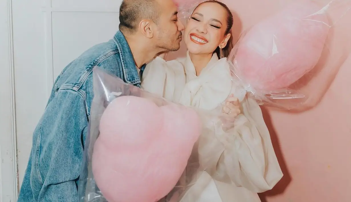 <p>Rayakan valentine pertama sebagai suami-istri, Bunga Citra Lestari dan Tiko Aryawardhana tampil kompak kenakan busana putih. BCL tampak memadukan dress organzanya dengan sepatu boots silver, sedangkan Tiko tampil kasual dengan padu padan kaus putih dan jaket denimnya. [@itsmebcl].</p>