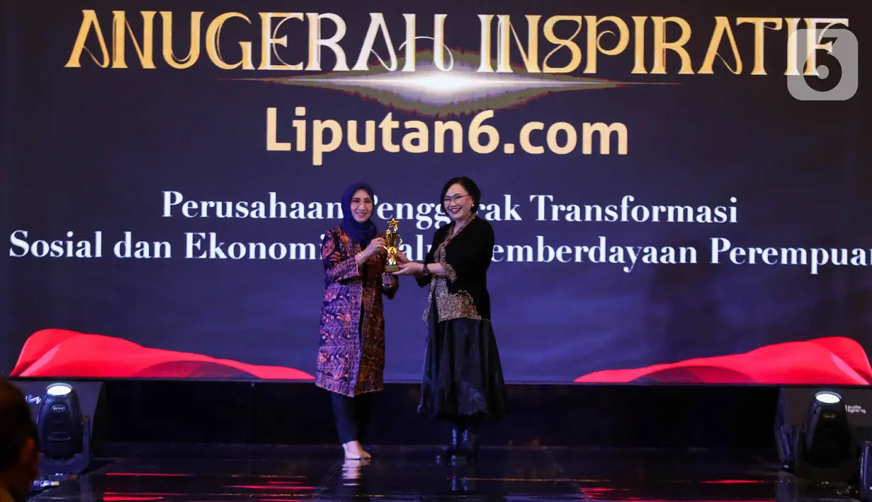 Pimpinan Redaksi Liputan6.com Elin Yunita (kanan) memberikan plakat kepada Perusahaan Permodalan Nasional Madani yang diwakili oleh Cut Ria Dewanti (kiri) saat acara Anugerah Inspiratif Liputan6.com di hotel Shangri La, Jakarta, Rabu (31/7/2024). Perusahaan Permodalan Nasional Madani menerima  penghargaan Perusahaan Penggerak Transformasi Sosial dan Ekonomi Melalui Pemberdayaan Perempuan. (Liputan6.com/Herman Zakharia)