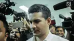 Artis Steve Emmanuel usai menjalani sidang putusan kasus narkoba di Pengadilan Negeri Jakarta Barat, Selasa (16/7/2019). Steve Emmanuel diganjar hukuman 9 tahun kurungan penjara dan denda Rp 1 miliar karena terbukti bersalah menyalahgunakan narkoba jenis kokain. (Liputan6.com/Faizal Fanani)