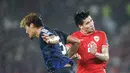 Pemain Timnas Indonesia, Kevin Diks berduel udara dengan pemain Jepang, Hidemasa Morita saat laga lanjutan putaran ketiga Grup C Kualifikasi Piala Dunia 2026 di Stadion Utama Gelora Bung Karno (SUGBK), Senayan, Jakarta, Jumat (15/11/2024). (Bola.com/Bagaskara Lazuardi)