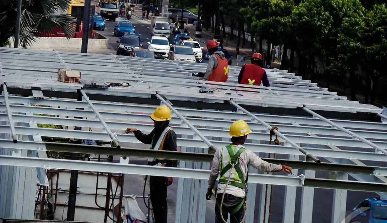 Suasana pelebaran Halte Sarinah di Jalan MH Thmarin, Jakarta Pusat, Sabtu (6/9/2014) (Liputan6.com/Faizal Fanani)