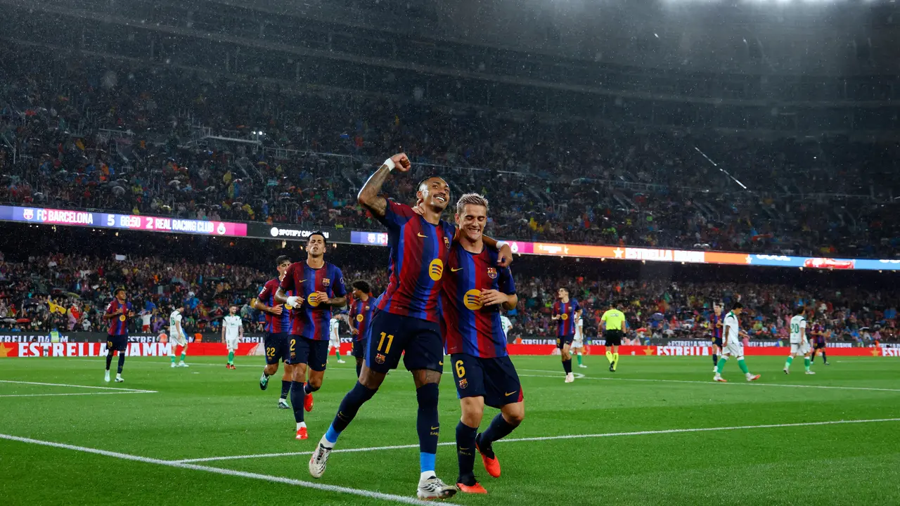 Pemain Barcelona Raphinha merayakan gol bersama Gavi