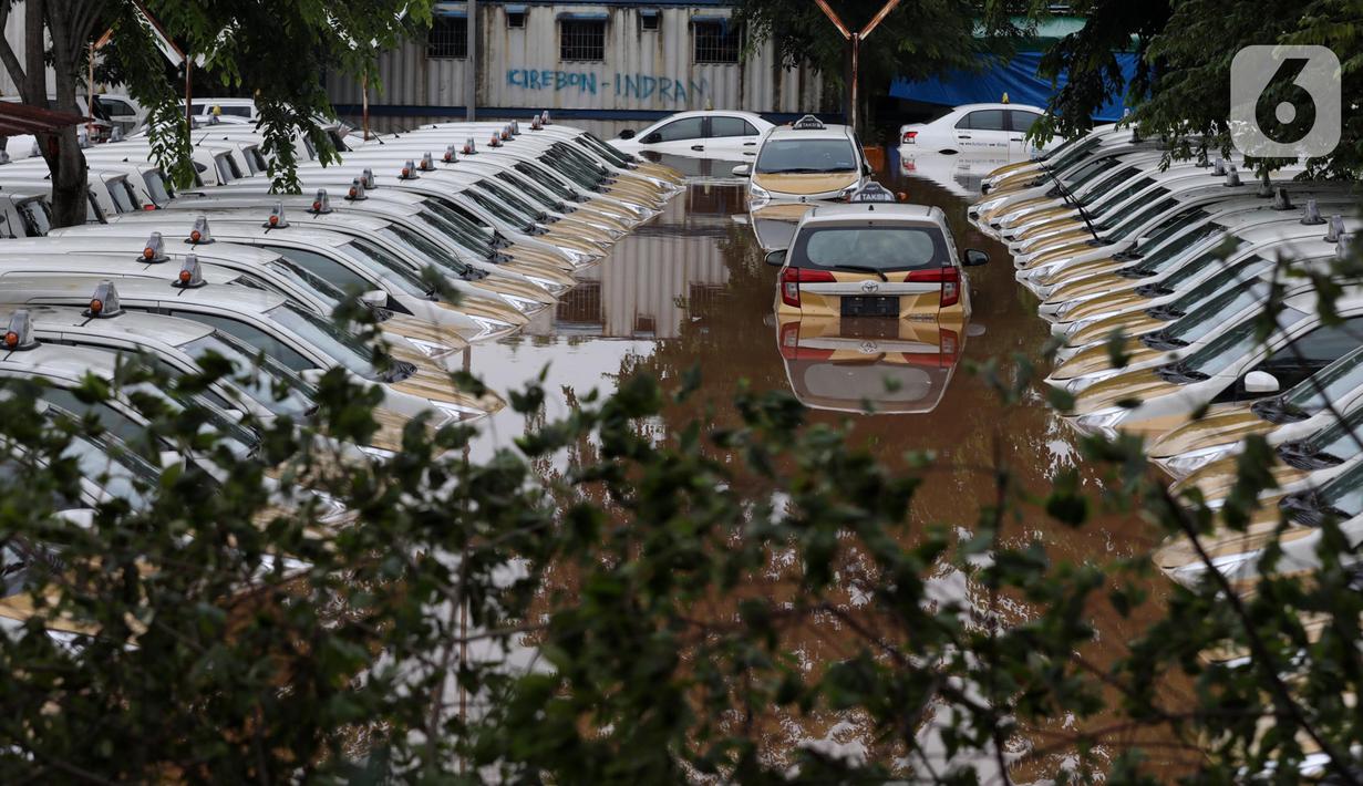 Foto Banjir Jakarta Pool Taksi Ekspress Terendam News Liputan6 Com