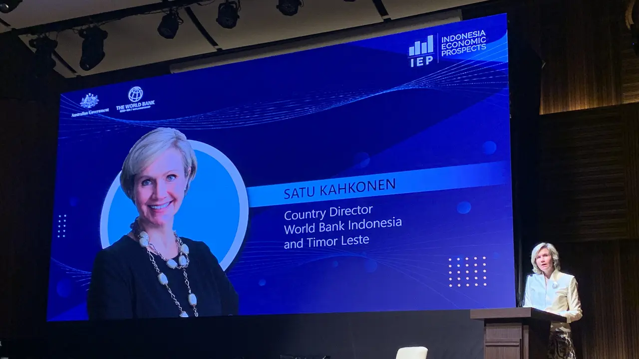 Country Director World Bank untuk Indonesia dan Timor Leste, Satu Kahkonen dalam pidato di Energy Building, Jakarta pada Rabu (13/12/2023). (Tasha/Liputan6.com)