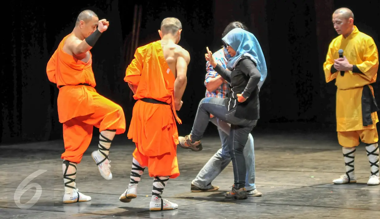 Biksu Shaolin mengajak wartawan untuk mengikuti beberapa gerakan bela diri Shaolin di Ciputra Artpreneur Theater, Jakarta, Kamis (18/2/2016).Pertunjukkan akan diadakan mulai dari tanggal 19-21 Februari 2016. (Liputan6.com/Yoppy Renato)