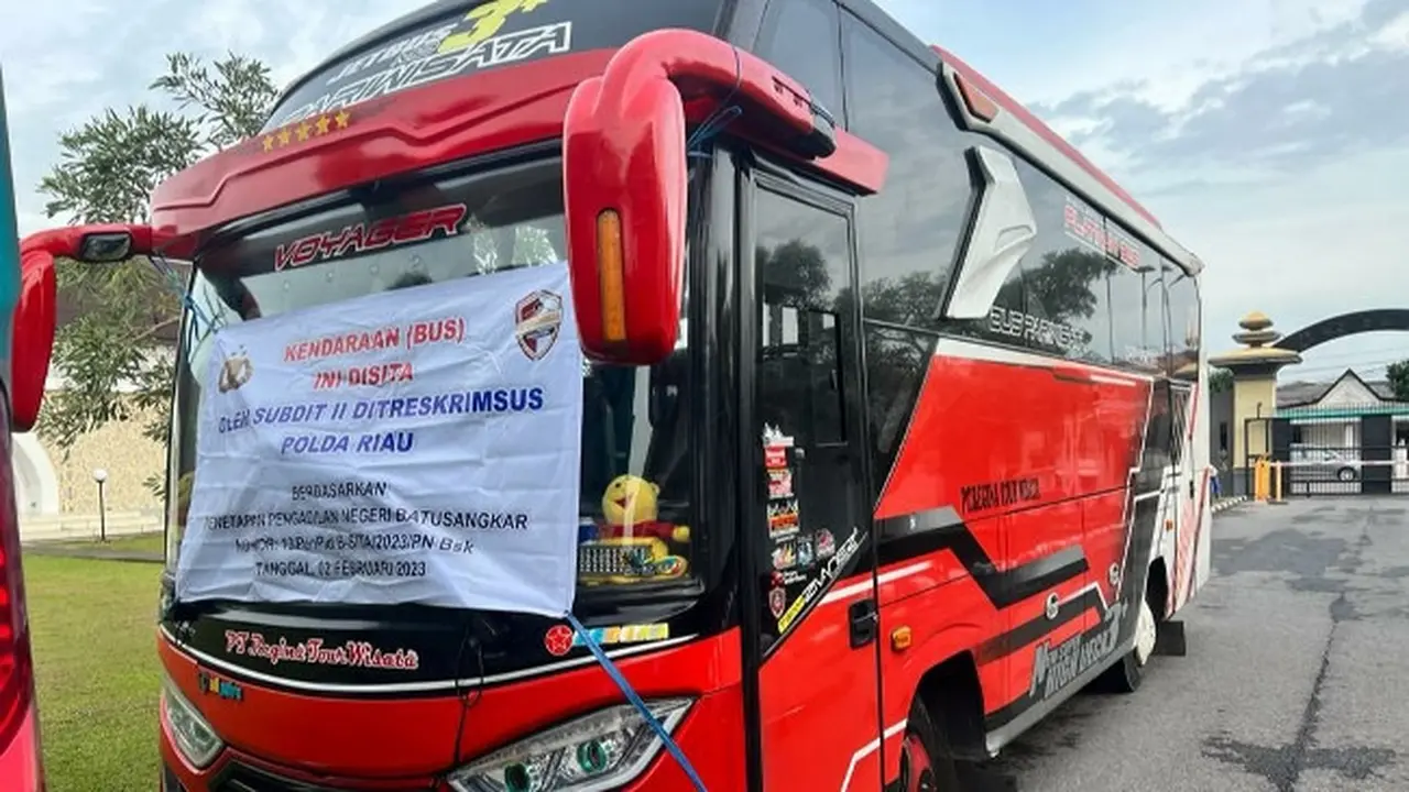 Bus sitaan Polda Riau dari tindak pidana pencucian uang yang berasal dari penipuan investasi Rp51 miliar.