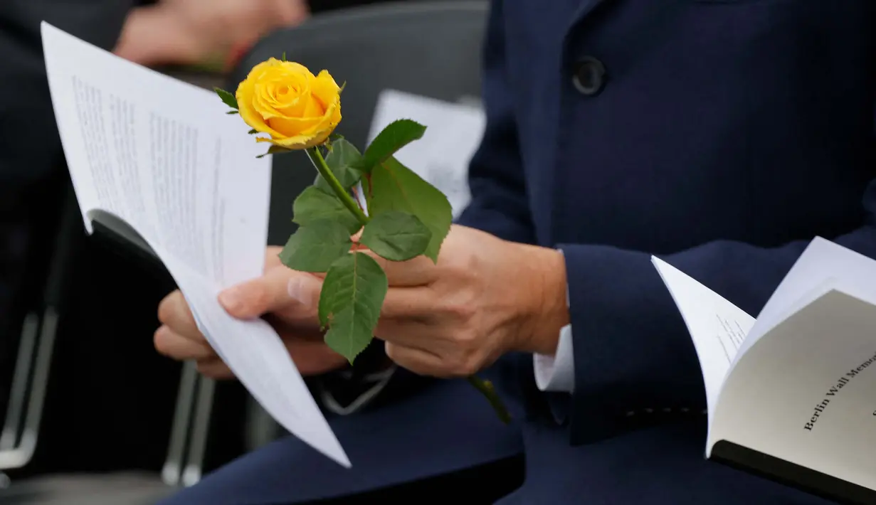 Serta berakhirnya paham komunisme di Jerman dan kawasan Eropa Timur. (Odd ANDERSEN/AFP)