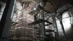 Anggota tim restorasi bekerja di "Sunken Palace" (istana bawah tanah) di Istanbul (27/8/2020). Setahun yang lalu, proses restorasi berskala besar, yang juga mencakup pekerjaan penguatan bangunan terhadap gempa bumi, dimulai di waduk tersebut, yang kini berfungsi sebagai museum. (Xinhua/Osman Orsal)