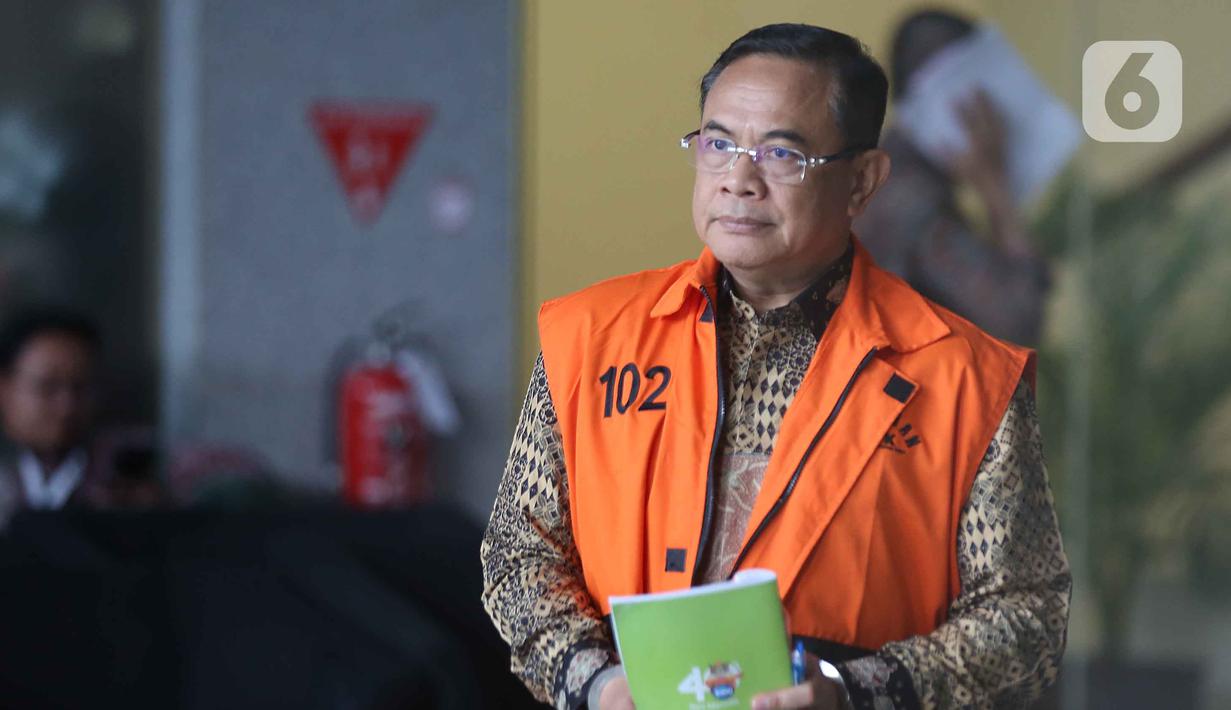 Diketahui, Sudewo merupakan tersangka kasus dugaan korupsi terkait pemerasan dalam pengisian jabatan perangkat desa di lingkungan Pemerintah Kabupaten Pati, Jawa Tengah. Tampak dalam foto, Bupati Pati nonaktif, Sudewo, berjalan menuju mobil tahanan usai menjalani pemeriksaan di Gedung Merah Putih Komisi Pemberantasan Korupsi (KPK), Jakarta, Kamis (12/2/2026). (Liputan6.com/Helmi Fithriansyah)