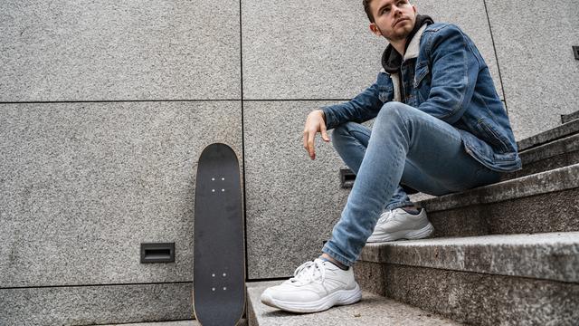 Pria dengan Celana Jeans.