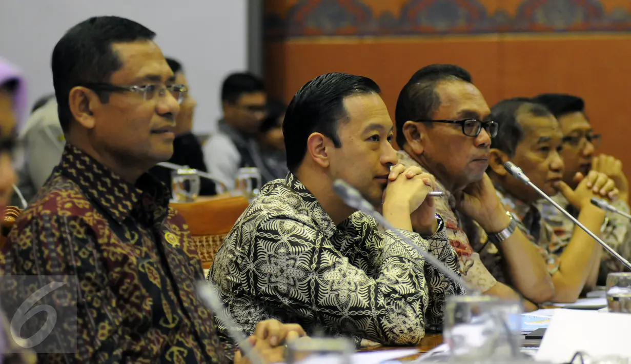 Menteri Perindustrian Saleh Husin (kiri) bersama Menteri Perdagangan, Thomas Trikasih Lembong saat rapat dengan Komisi VI DPR RI di Kompleks Parlemen, Jakarta, Kamis (26/11/2015). Rapat membahas gula rafinasi. (Liputan6.com/Helmi Fithriansyah)