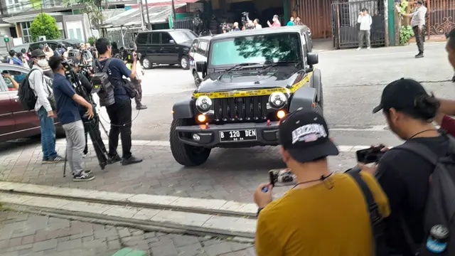 Mobil Jeep Rubicon bernopol B-120-DEN juga dihadirkan dalam rekontruski kasus penganiayaan yang diduga dilakukan oleh Mario Dandy